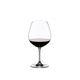 RIEDEL Vinum Pinot Noir (Roter Burgunder) gefüllt mit einem Getränk auf weißem Hintergrund