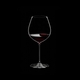 RIEDEL Veritas Restaurant Alte Welt Pinot Noir gefüllt mit einem Getränk auf schwarzem Hintergrund