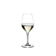 RIEDEL Restaurant Champagner Weinglas gefüllt mit einem Getränk auf weißem Hintergrund