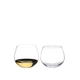 RIEDEL O Wine Tumbler Chardonnay (im Fass gereift) gefüllt mit einem Getränk auf weißem Hintergrund