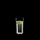 RIEDEL Manhattan Highball gefüllt mit einem Getränk auf schwarzem Hintergrund