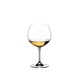 RIEDEL Vinum Chardonnay (im Fass gereift)/Montrachet gefüllt mit einem Getränk auf weißem Hintergrund