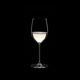 RIEDEL Veritas Restaurant Viognier/Chardonnay gefüllt mit einem Getränk auf schwarzem Hintergrund