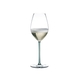 RIEDEL Fatto A Mano Champagne Glass Mint gefüllt mit einem Getränk auf weißem Hintergrund