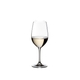 RIEDEL Vinum Riesling Grand Cru/Zinfandel riempito con una bevanda su sfondo bianco