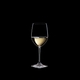 RIEDEL Restaurant Viognier/Chardonnay gefüllt mit einem Getränk auf schwarzem Hintergrund