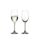 RIEDEL Ouverture Champagne Glass con bebida en un fondo blanco