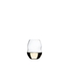 RIEDEL Swirl Weißwein gefüllt mit einem Getränk auf weißem Hintergrund