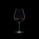 RIEDEL Restaurant Neue Welt Pinot Noir gefüllt mit einem Getränk auf schwarzem Hintergrund
