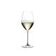 RIEDEL Veritas Champagne Wine Glass riempito con una bevanda su sfondo bianco