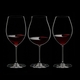 RIEDEL Veritas Rotwein Tasting Set gefüllt mit einem Getränk auf schwarzem Hintergrund