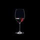 RIEDEL Wine Cabernet/Merlot gefüllt mit einem Getränk auf schwarzem Hintergrund