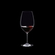 RIEDEL Vinum Restaurant Syrah/Shiraz gefüllt mit einem Getränk auf schwarzem Hintergrund