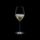 RIEDEL Fatto A Mano Champagner Weinglas Blau gefüllt mit einem Getränk auf schwarzem Hintergrund