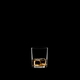 RIEDEL Manhattan Single Old Fashioned gefüllt mit einem Getränk auf schwarzem Hintergrund