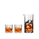 RIEDEL Drink Specific Glassware Mixology Neat Set con bebida en un fondo blanco