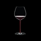 RIEDEL Fatto A Mano Pinot Noir Rot R.Q. gefüllt mit einem Getränk auf schwarzem Hintergrund
