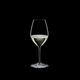 RIEDEL Restaurant Champagner Weinglas gefüllt mit einem Getränk auf schwarzem Hintergrund