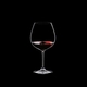 RIEDEL Restaurant Pinot Noir gefüllt mit einem Getränk auf schwarzem Hintergrund