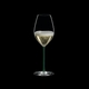 RIEDEL Fatto A Mano Champagner Weinglas Grün gefüllt mit einem Getränk auf schwarzem Hintergrund