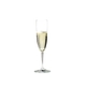 RIEDEL Champagner Verkostungsset gefüllt mit einem Getränk auf weißem Hintergrund