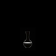RIEDEL Dekanter Syrah gefüllt mit einem Getränk auf schwarzem Hintergrund