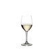 RIEDEL Restaurant Viognier/Chardonnay gefüllt mit einem Getränk auf weißem Hintergrund