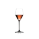 RIEDEL Extreme Rosé/Champagnerglas gefüllt mit einem Getränk auf weißem Hintergrund