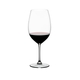 RIEDEL Vinum Bordeaux Grand Cru gefüllt mit einem Getränk auf weißem Hintergrund