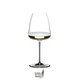 RIEDEL Winewings Champagner Weinglas gefüllt mit einem Getränk auf weißem Hintergrund