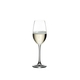 RIEDEL Ouverture Champagnerglas gefüllt mit einem Getränk auf weißem Hintergrund