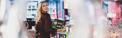 Woman holding a Gin Tonic Box