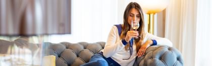 woman holding RIEDEL Veritas Riesling glass