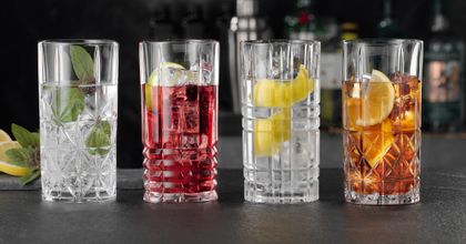 Vier NACHTMANN Highland-Longdrink-Gläser, gefüllt mit verschiedenen alkoholischen und nicht-alkoholischen Getränken.<br/>