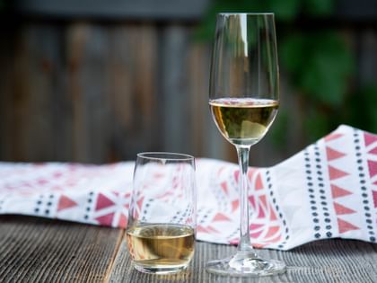 stemless and stemmed wine glass next to one another 