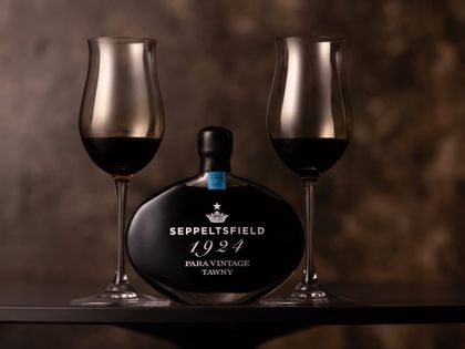 Image of Seppeltsfield Para Vintage Tawny and RIEDEL Vinum Cognac Hennessy Glasses