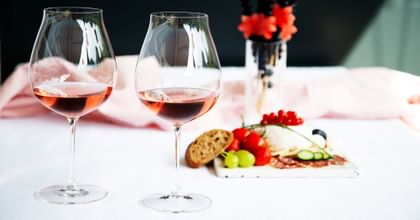 RIEDEL Veritas New World Pinot Noir, Nebbiolo & Rosé Champagne Glass with snack platter