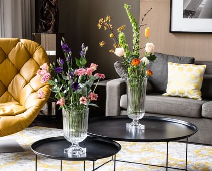 Two vases from the NACHTMANN Minerva collection in a stylishly furnished living room