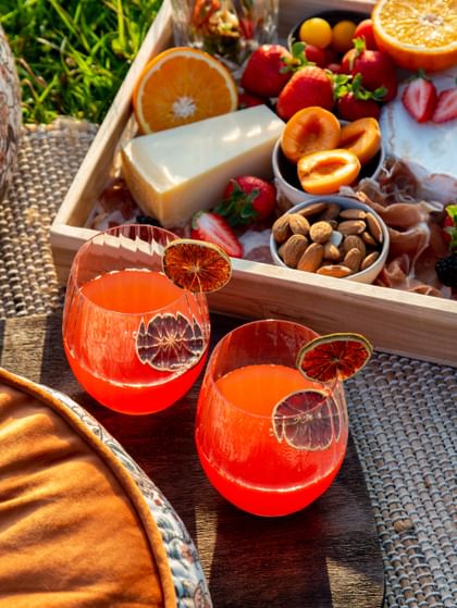 stemless wine glasses in picnic setting