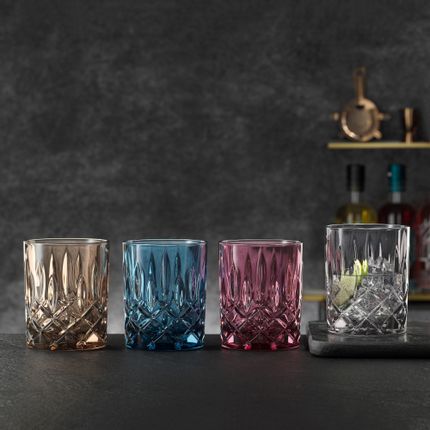 Los vasos para whisky NACHTMANN Noblesse en los colores vintage tabaco, vintage azul, baya y humo en fila.<br/>