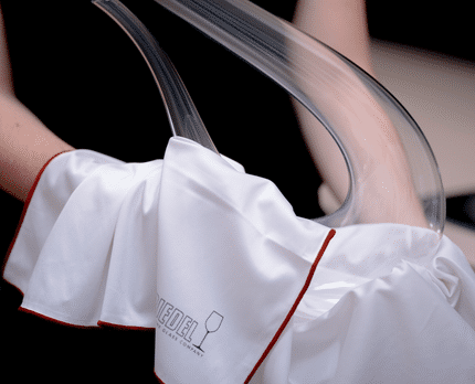 Cleaning Amadeo Decanter with RIEDEL Polishing Cloth.