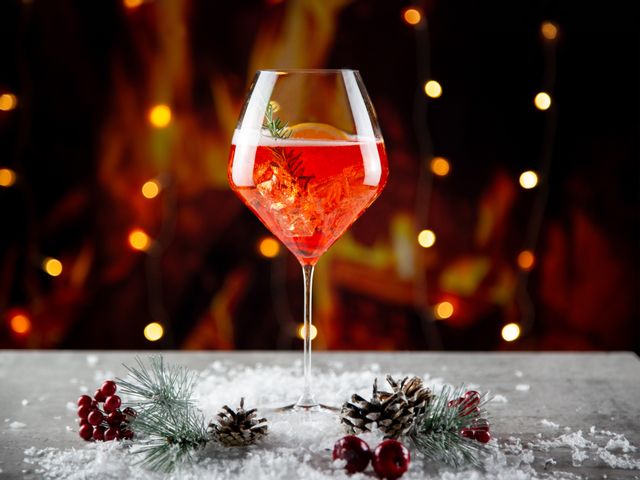 Winter Spritz in 4441/07 RIEDEL Extreme Pinot Noir Glas, in the background is a fireplace, snow and lights