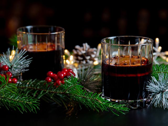 mulled wine in RIEDEL Drink Specific Double Rocks Glasses in the background are fir branches