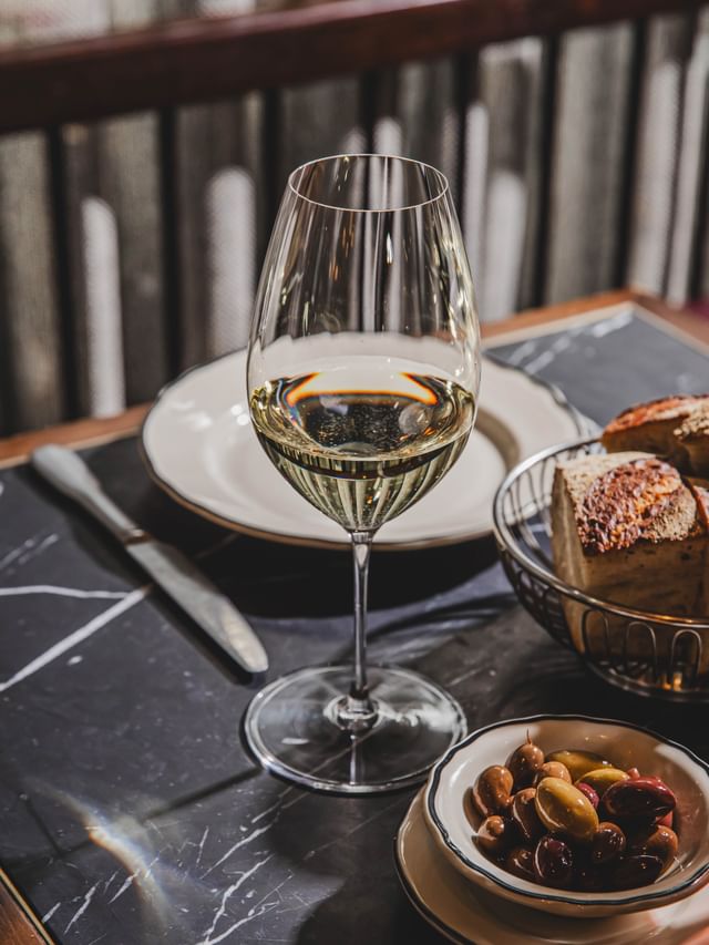 RIEDEL Performance Riesling glass on table