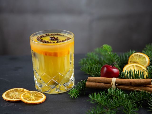 Mulled gin in a NACHTMANN Noblesse Tumbler surrounded by dried oranges and a branch.