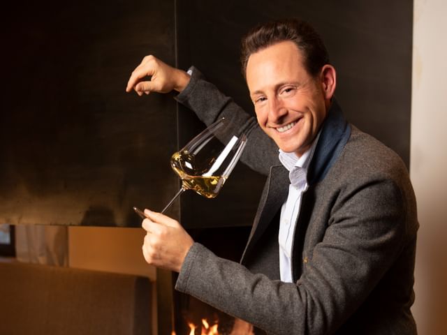 Maximilian J. Riedel holding white wine glass