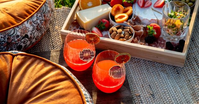 cocktails in stemless glasses in picnic setting